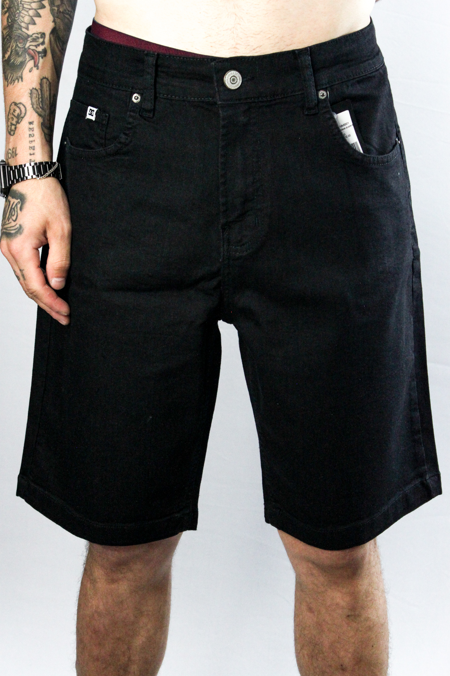 camiseta tie dye em calça jeans